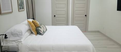 1 habitación, tabla de planchar con plancha, wifi gratis y ropa de cama