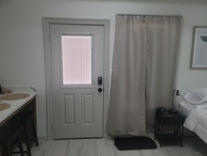 1 bedroom, iron/ironing board, free WiFi, bed sheets - Edinburg suite close to Bert Ogden arena (Edinburg)