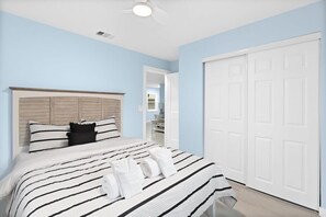 2 bedrooms, iron/ironing board, WiFi, bed sheets - Stunning Newly Renovated River District Residence (Fort Myers)
