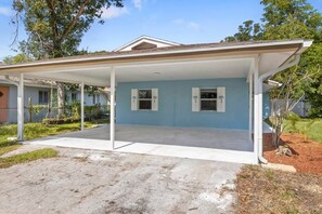 Property grounds - Stunning Newly Renovated River District Residence (Fort Myers)