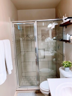 Dusche, Haartrockner, Handtücher, Seife