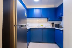 Frigorifero, microonde, forno, piano cottura