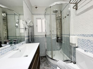 Douche, sèche-cheveux, serviettes fournies