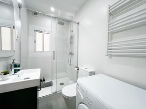 Shower, free toiletries, hair dryer, towels - Cosy Montroig Sitges (Sitges)