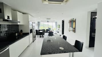 Deluxe Penthouse | Private kitchen | Microwave, oven, stovetop, electric kettle