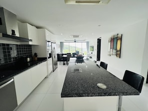 Micro-ondas, fogão, cooktop, chaleira elétrica