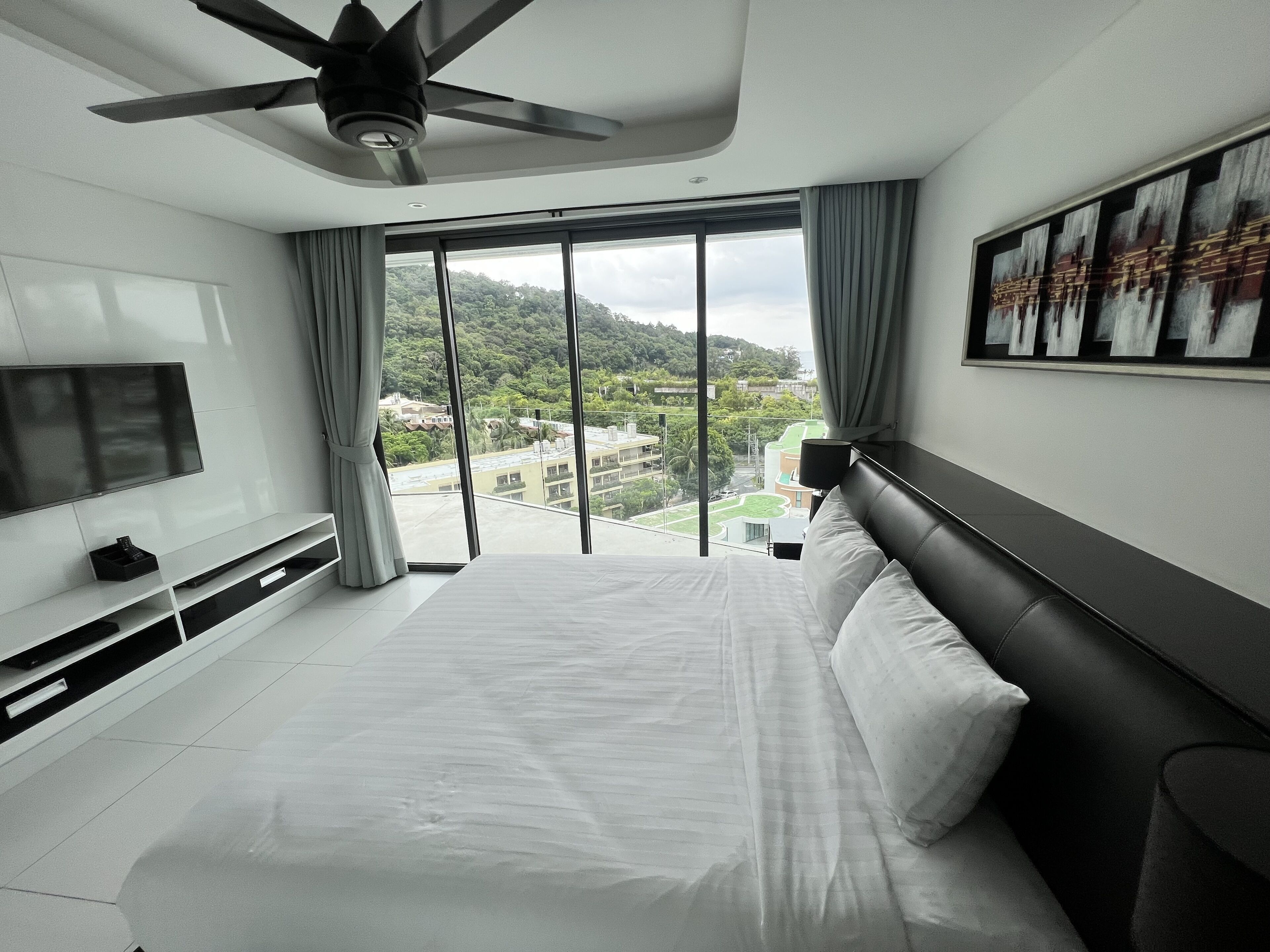 Deluxe Penthouse | 3 bedrooms, desk, soundproofing, free WiFi