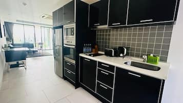 Deluxe Penthouse | Private kitchen | Microwave, oven, stovetop, electric kettle