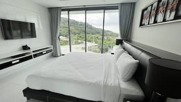 Deluxe Penthouse | 3 bedrooms, desk, soundproofing, free WiFi