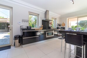 Fridge, microwave, oven, stovetop - Villa Soalheira - walk to beach, private pool and gardens (Carvoeiro)