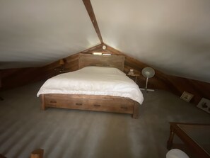 2 bedrooms, WiFi, bed sheets - Waterfront cozy cabin vacation home with dock (Bamfield)