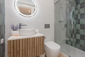 Chuveiro, toalhas de banho