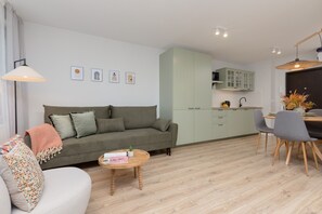 Micro-ondas, lava-louças, talheres/pratos/utensílios de cozinha