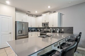 Fridge, microwave, oven, stovetop - Family Paradise, Space, Themed, Perfect Location (Kissimmee)