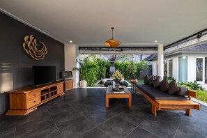 Villa, 5 Schlafzimmer, eigener Pool | Wohnbereich | 50-Zoll-Smart-TV mit Kabelempfang