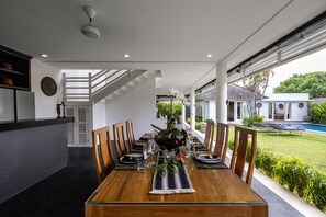 Villa, 5 Schlafzimmer, eigener Pool | Wohnbereich | 50-Zoll-Smart-TV mit Kabelempfang
