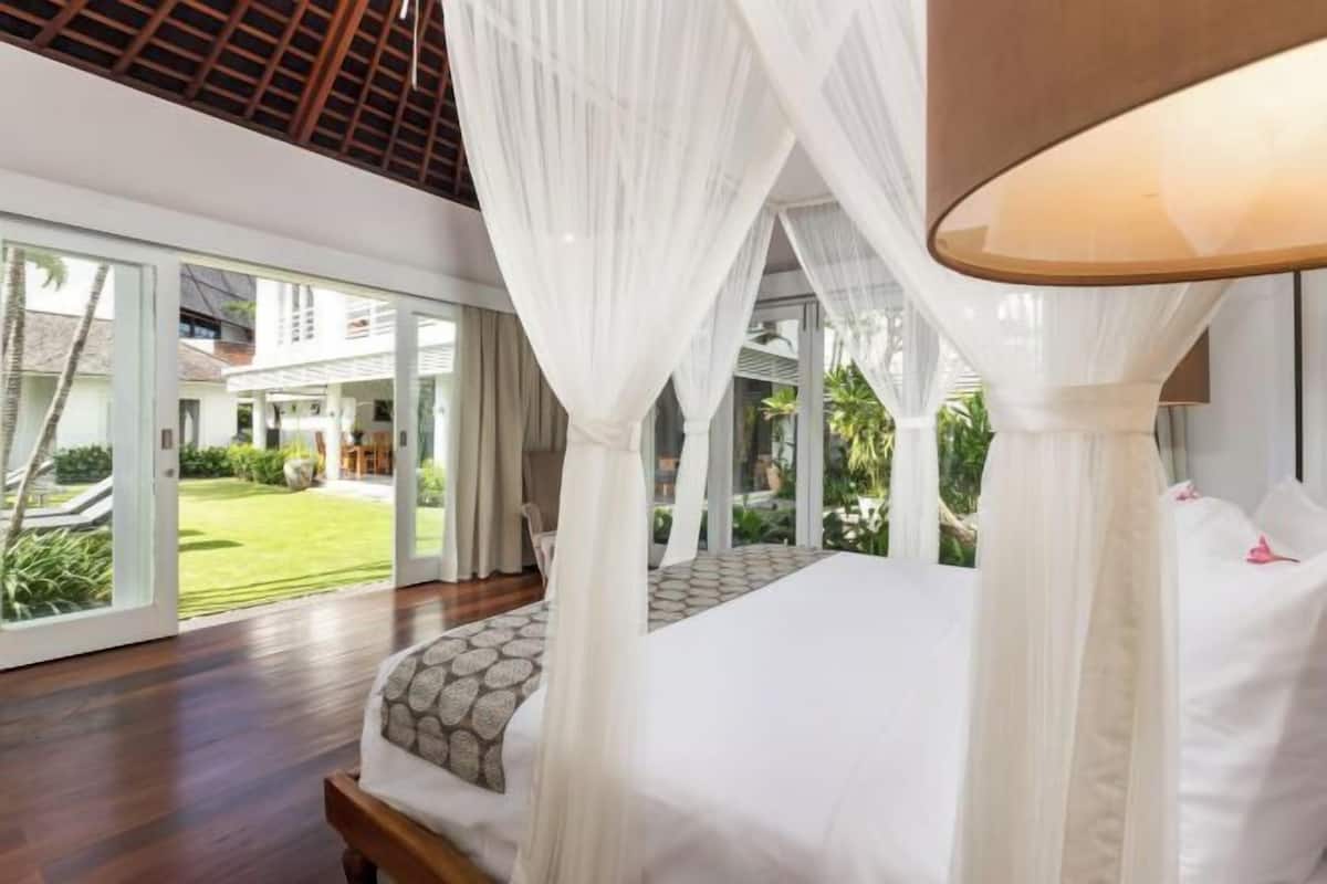 Egyptian cotton sheets, premium bedding, in-room safe, laptop workspace