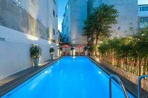 Piscine extérieure, parasols de plage, chaises longues