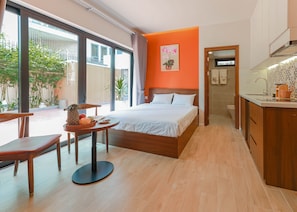 Quarto casal executivo de uso individual | Roupas de cama premium, frigobar, escrivaninha