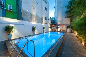 Outdoor pool, pool umbrellas, pool loungers - Terracotta Villa Saigon (Ho Chi Minh City)