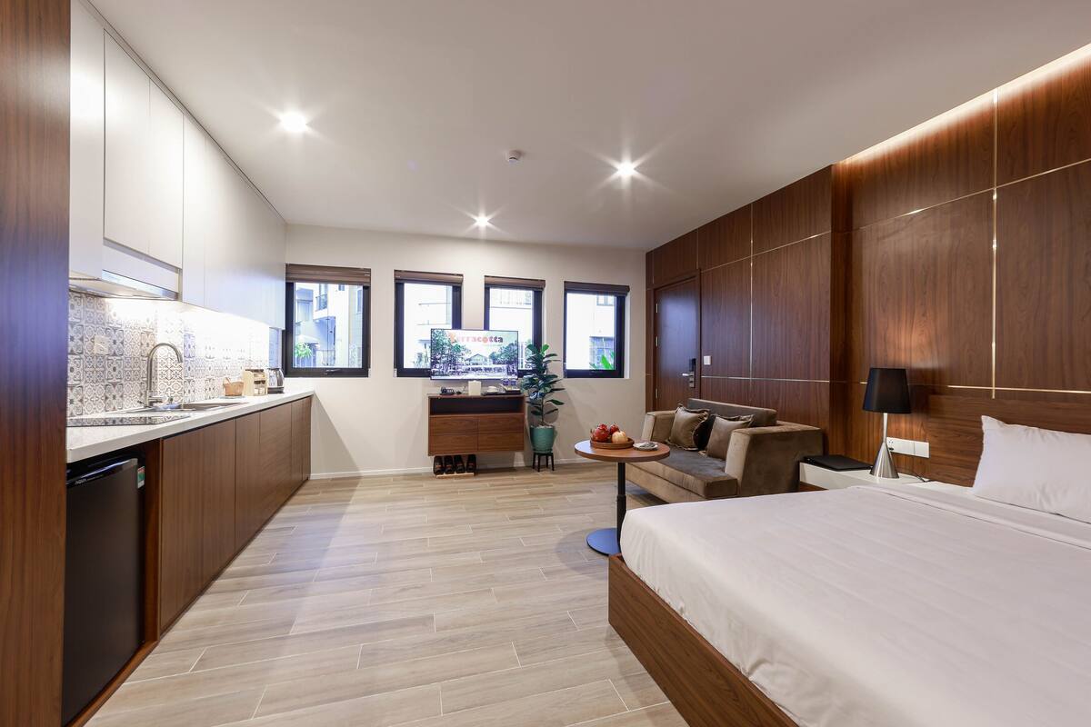 Junior Single Room | Premium bedding, minibar, desk, laptop workspace