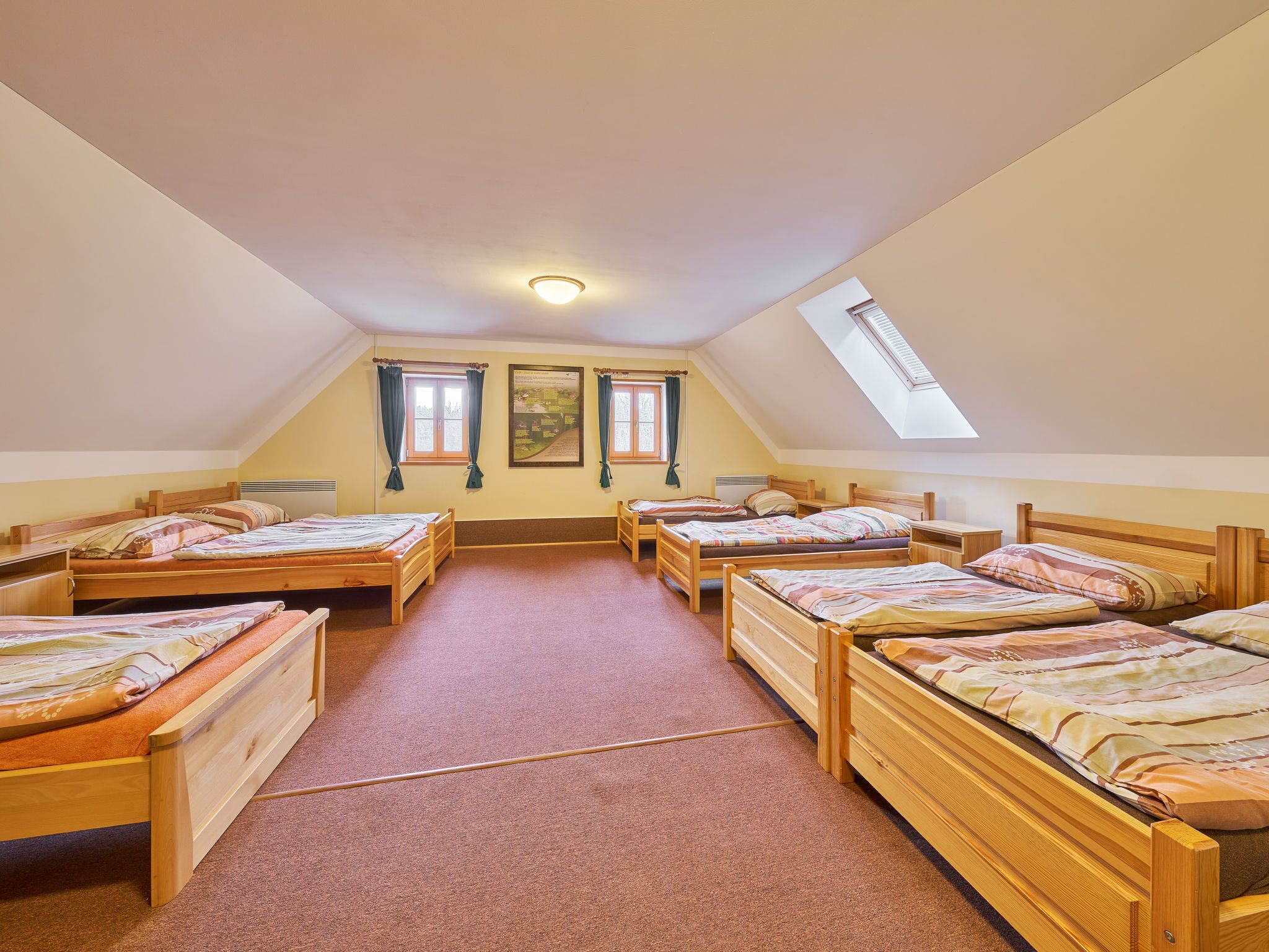 2 bedrooms, desk, internet