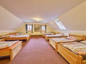 2 slaapkamers, een bureau, internet