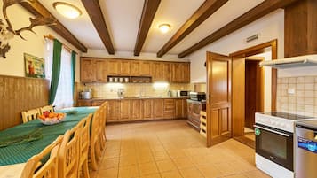 Fridge, microwave, dishwasher, cookware/dishes/utensils