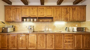 Fridge, microwave, dishwasher, cookware/dishes/utensils