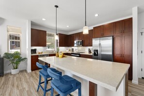 Køleskab, mikrobølgeovn, ovn, kogeplade