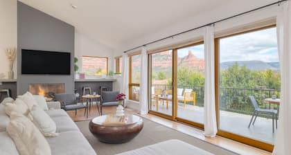 Red Rocks Views, Walk to Jordan Trailhead, Hot Tub | Sedona Sunrise by AvantStay