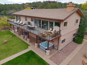 Outdoor dining - Red Rocks Views, Walk to Jordan Trailhead, Hot Tub | Sedona Sunrise by AvantStay (Sedona)