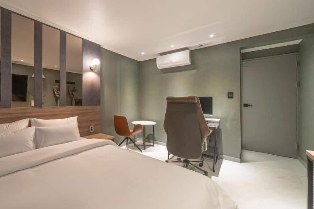 Soundproofing, free WiFi, bed sheets