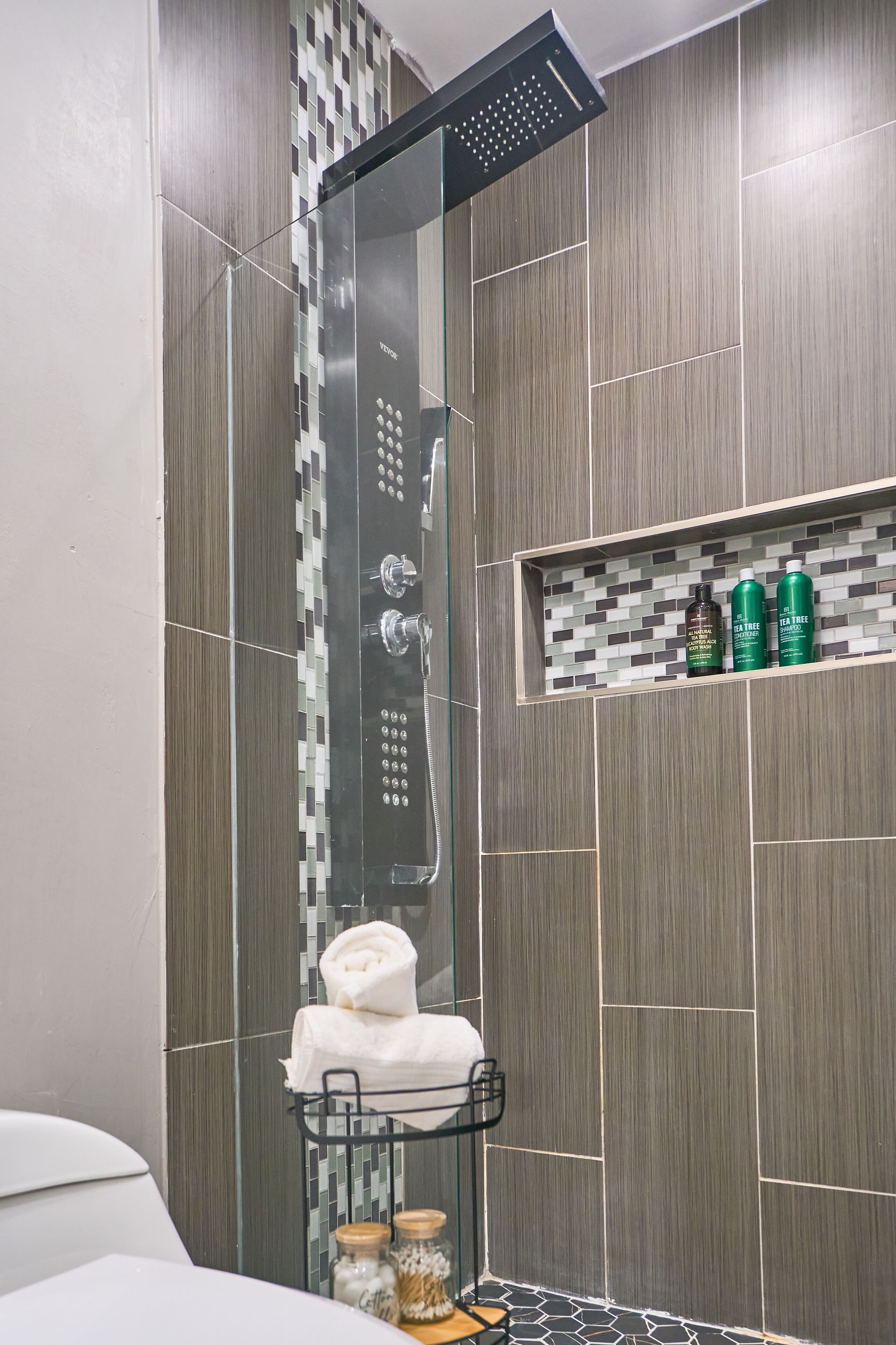 Milieuvriendelijke toiletartikelen, een haardroger, handdoeken, zeep