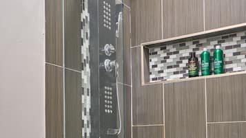 Milieuvriendelijke toiletartikelen, een haardroger, handdoeken, zeep