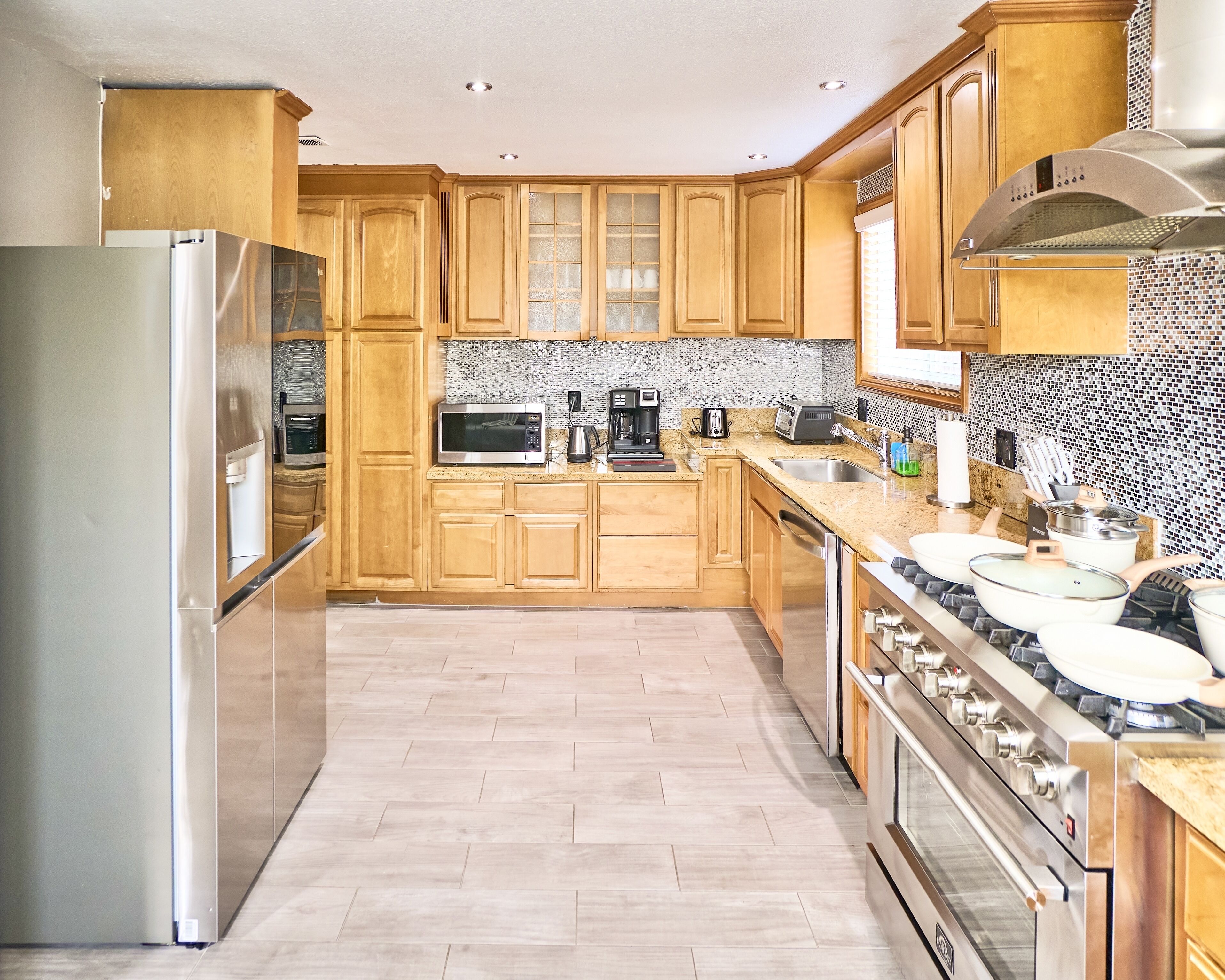 Coffee/tea maker, fridge, microwave, oven