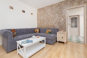 Apartment, 1 Schlafzimmer, Balkon | Wohnzimmer