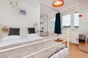 1 bedroom, bed sheets - Elegant Kielecka Apartment by Renters (Gdynia)