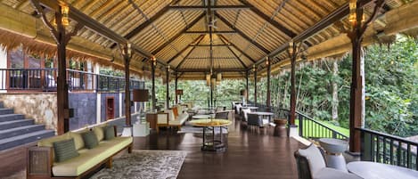 Villa Luxe, 5 chambres, vue jardin | Coin séjour | Télévision à écran plat de 42 pouces avec chaînes par câble