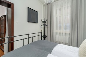 1 bedroom, bed sheets - Apartment Poznan Old Town by Renters (Poznan)
