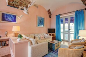 Standard-Apartment, Mehrere Schlafzimmer, Meerseite (Il Bijou Di Rossella - Beach Front) | Wohnbereich