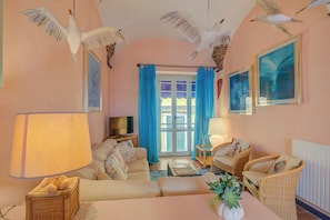 En 21-tommers Flatskjerm-TV med kabel-kanaler