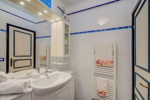 Standard Apartment, Multiple Bedrooms, Sea Facing (Il Bijou Di Rossella - Beach Front) | Bathroom