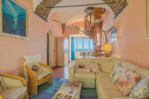 Apartamento estándar, varias habitaciones, mirando al mar (Il Bijou Di Rossella - Beach Front) | Zona de estar | Televisión de pantalla plana de 21 pulgadas con canales por cable