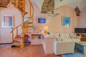 En 21-tommers Flatskjerm-TV med kabel-kanaler