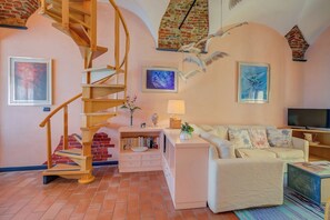 Standaard appartement, meerdere slaapkamers, uitzicht op zee (Il Bijou Di Rossella - Beach Front) | Woonruimte | Een 21-inch flatscreentelevisie met kabelzenders