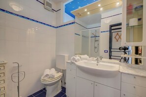 Apartament estàndard, diversos dormitoris, orientació mar (Il Bijou Di Rossella - Beach Front) | Bany | Dutxa, assecador de cabells, bidet i tovalloles 