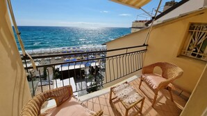 A balcony with wicker furniture, a view of the beach, and a clear sky. - Il Bijou Di Rossella - Beach Front Duplex With Balcony (Alassio)