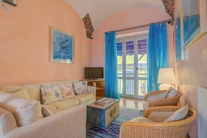 Apartamento estándar, varias habitaciones, mirando al mar (Il Bijou Di Rossella - Beach Front) | Zona de estar | Televisión de pantalla plana de 21 pulgadas con canales por cable