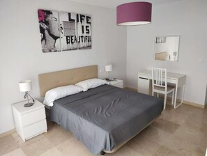 2 Schlafzimmer, Schreibtisch, Bügeleisen/Bügelbrett, kostenloses WLAN